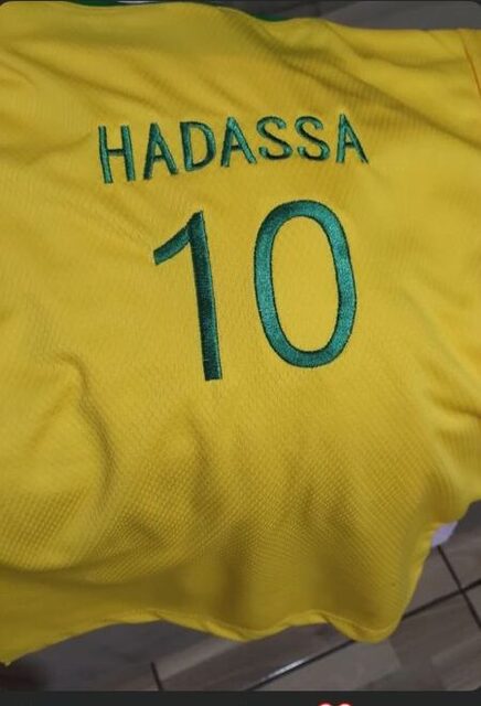 Camisa amarela com o nome Hadassa e o número 10 bordados em verde