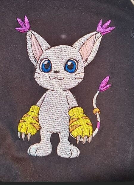 Bordado de um gatinho branco de olhos azuis em camiseta preta, matriz criada do zero
