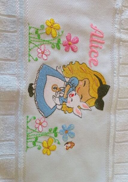 Fralda bordada com a personagem Alice e o nome Alice
